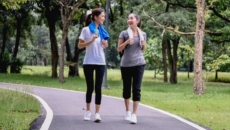 Đi bộ là hình thức vận động đơn giản, dễ duy trì và phù hợp với nhiều người mới bắt đầu giảm cân. 