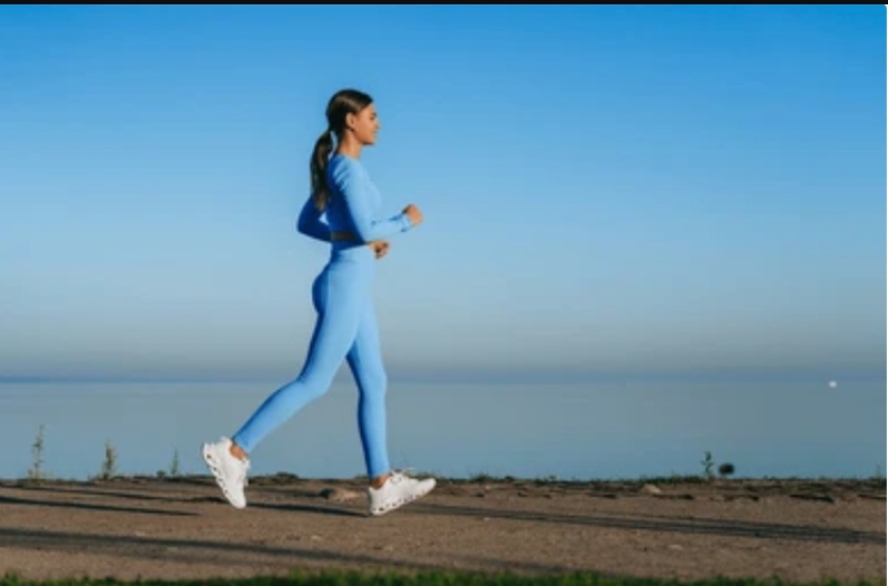 Duy trì đi bộ 30–60 phút mỗi ngày có thể giúp tăng hiệu quả kiểm soát cân nặng. 