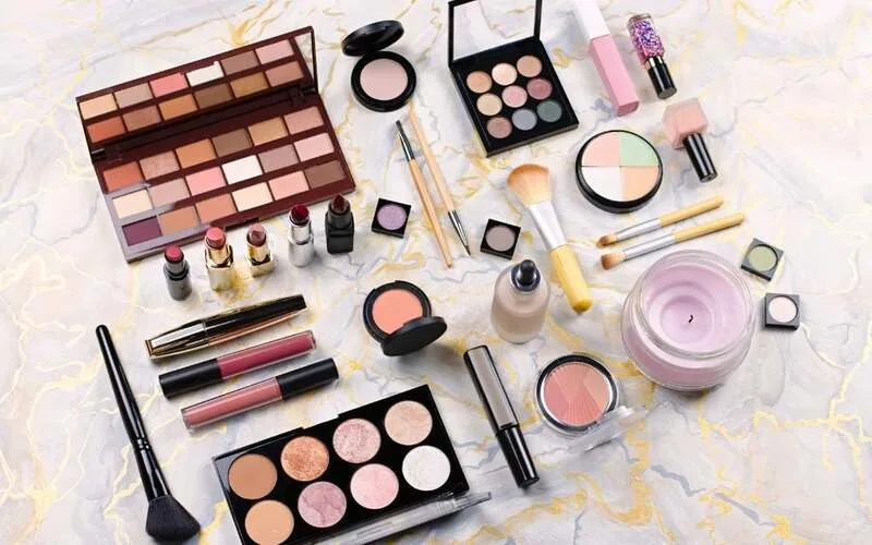 Mỹ phẩm dễ bán nhờ hình ảnh bắt mắt, nhiều phân khúc giá và khả năng tạo đơn lặp lại.