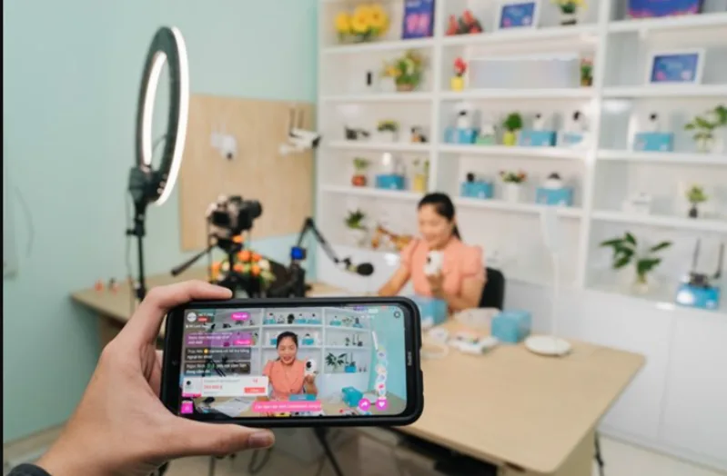 Muốn bán hàng đều, người bán cần tận dụng Facebook, Zalo, TikTok, nhóm cộng đồng và người quen.