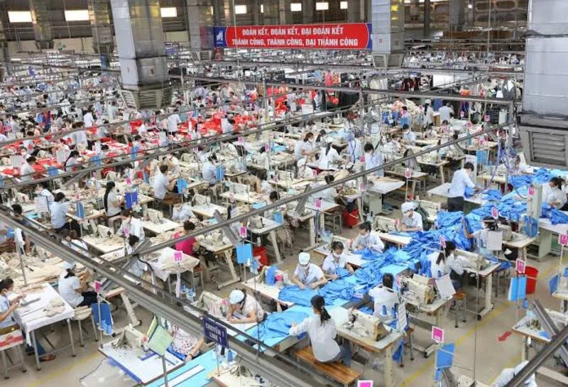 Một sản phẩm may mặc phải đi qua nhiều công đoạn như sản xuất sợi, dệt vải, nhuộm, cắt may, kiểm tra, đóng gói và phân phối.
